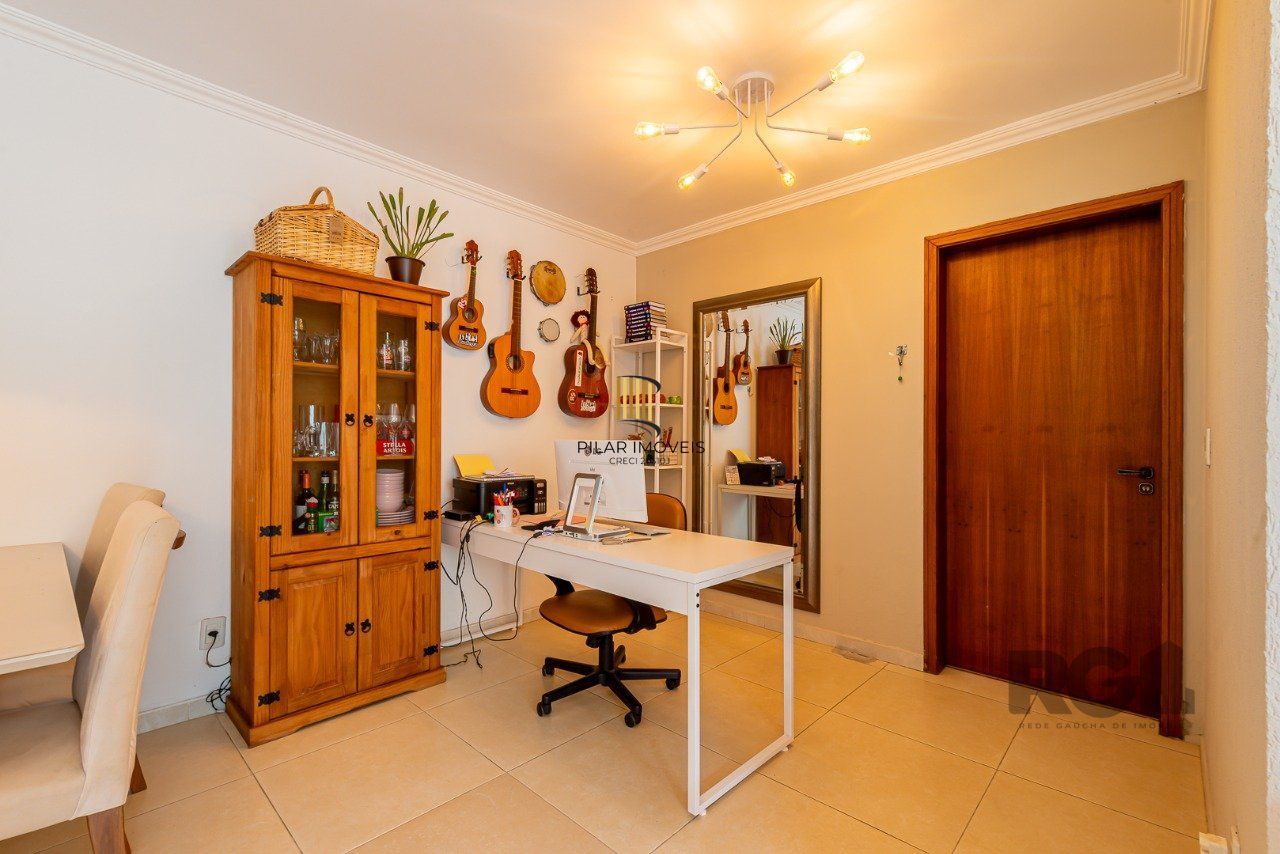 Apartamento de três quartos, suíte e uma vaga de garagem no bairro Petrópolis em Porto Alegre.