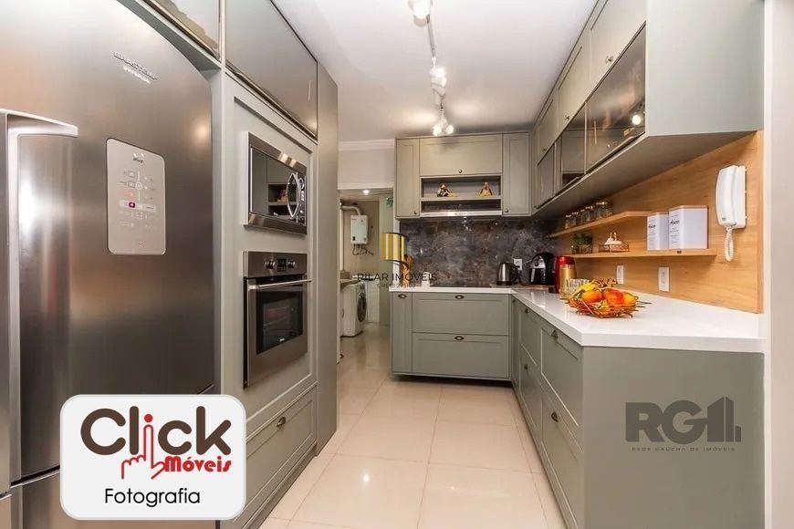 Apartamento 4 dormitórios, sendo 1 suíte, 193 m² de área privativa e 2 vaga(s) de garagem. Localizado na Rua/Av. Carlos Gomes, no bairro Auxiliadora em Porto Alegre.