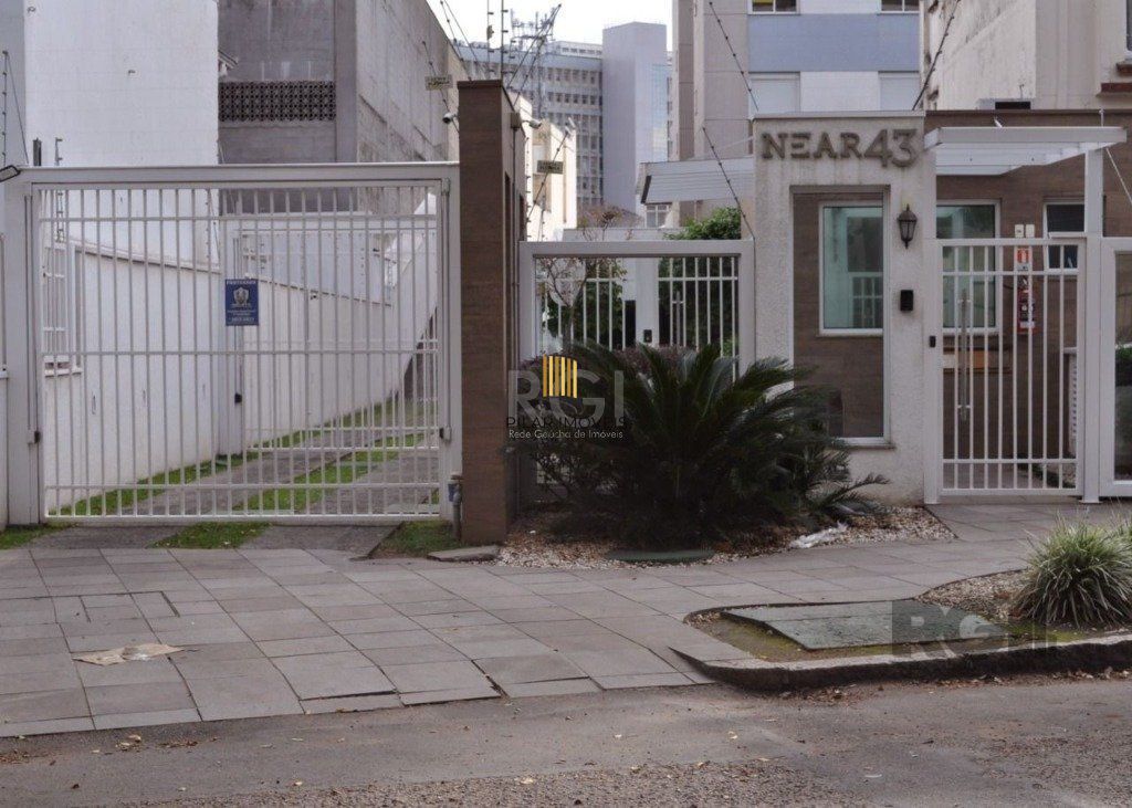 Apartamento de um quarto, suíte e uma vaga de garagem no bairro Santa Cecilia em Porto Alegre.