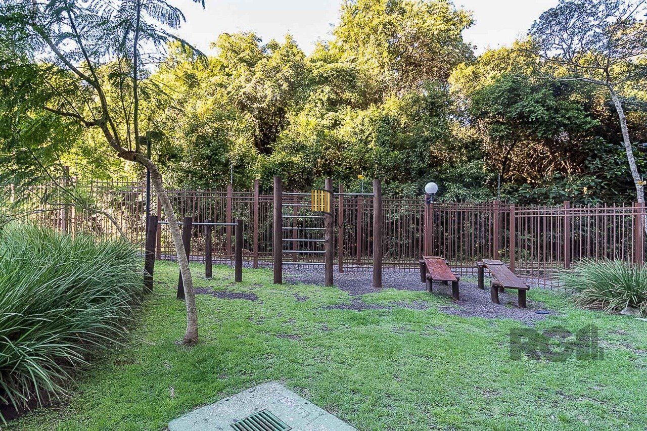   Excelente apartamento semi mobiliado de 3 quartos (dormitórios) transformados em 2 quartos, suíte, churrasqueira e 2 vagas de garagem no bairro Jardim Carvalho em Porto Alegre.
