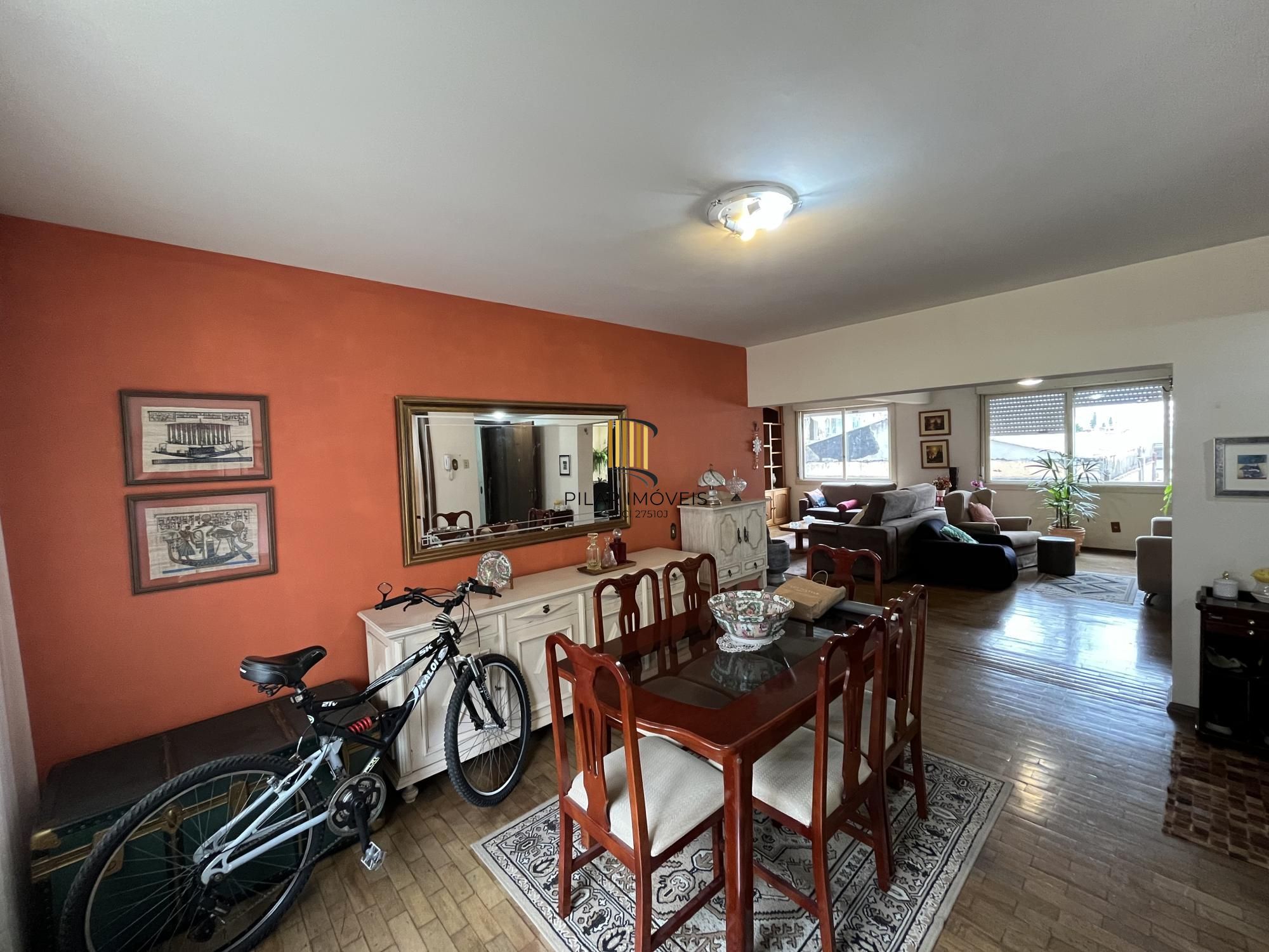 Apartamento de dois quartos com suíte no bairro Menino Deus em Porto Alegre