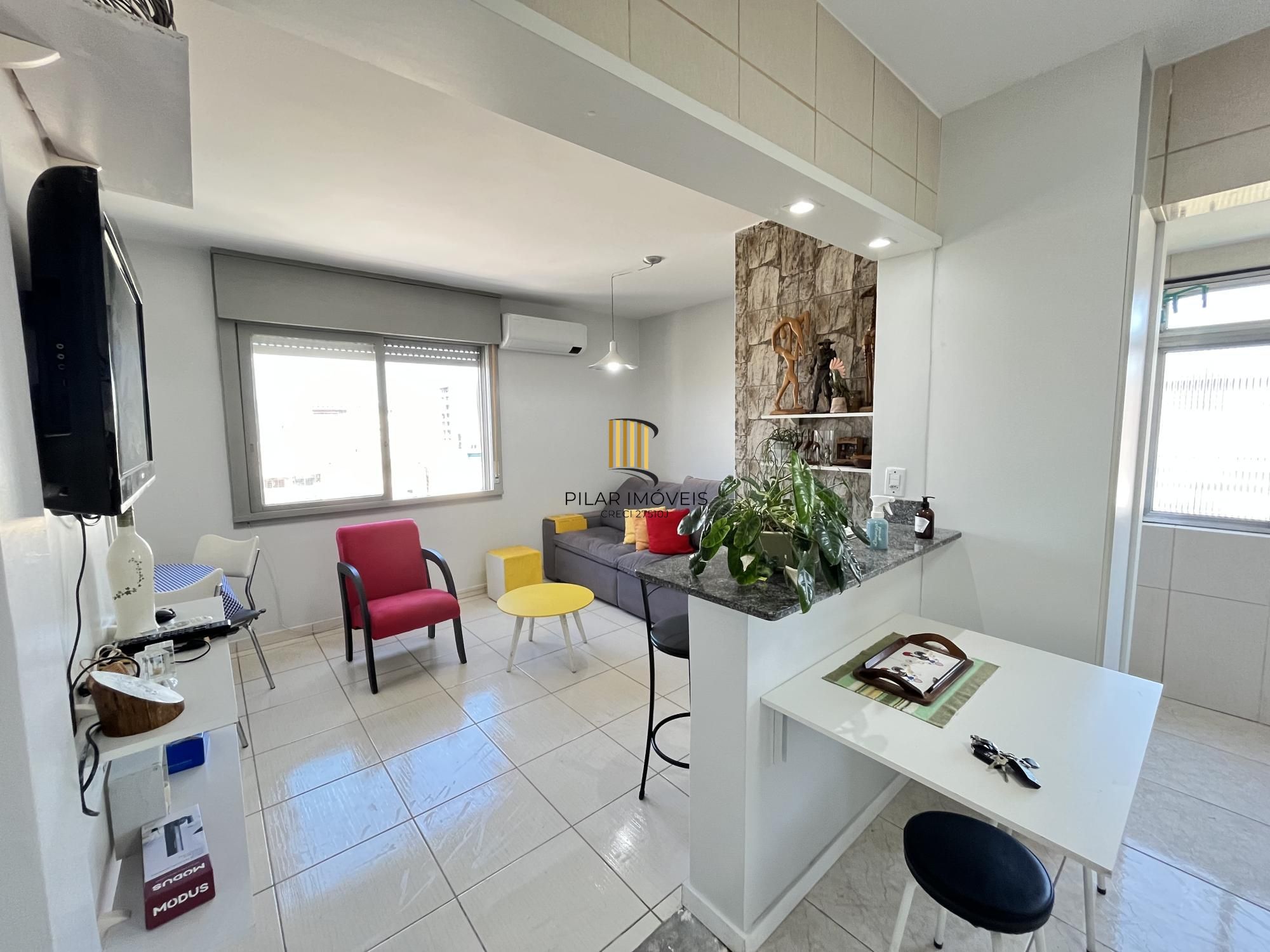 Apartamento de 2 quartos, suíte e 1 vaga de garagem no bairro Farroupilha em POA