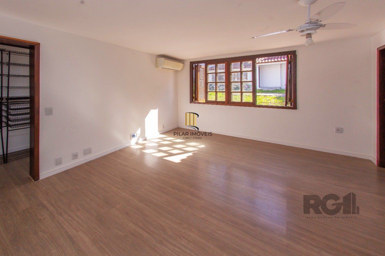 Casa de três quartos, suíte e Três vagas de garagem no bairro São João em POA/RS