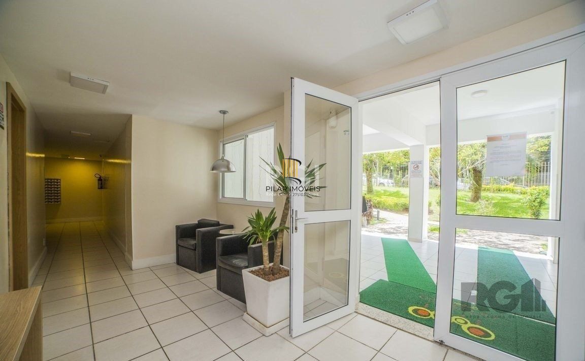 Apartamento de três dormitórios, suíte e uma vaga de garagem no bairro Jardim Carvalho em Porto Alegre.