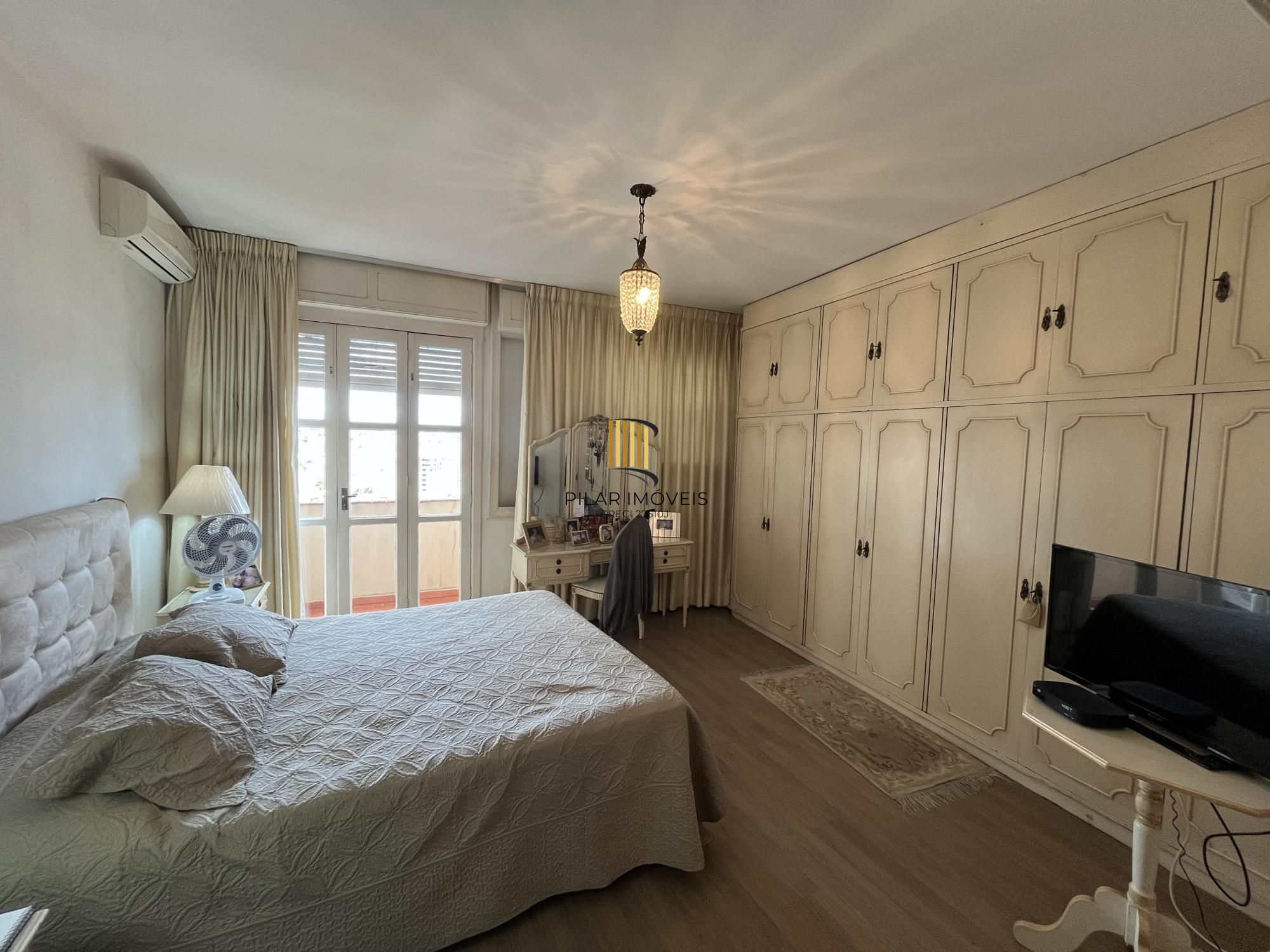 3 quartos, gabinete ou 4º quartos e 1 vaga de garagem junto ao Moinhos de Vento