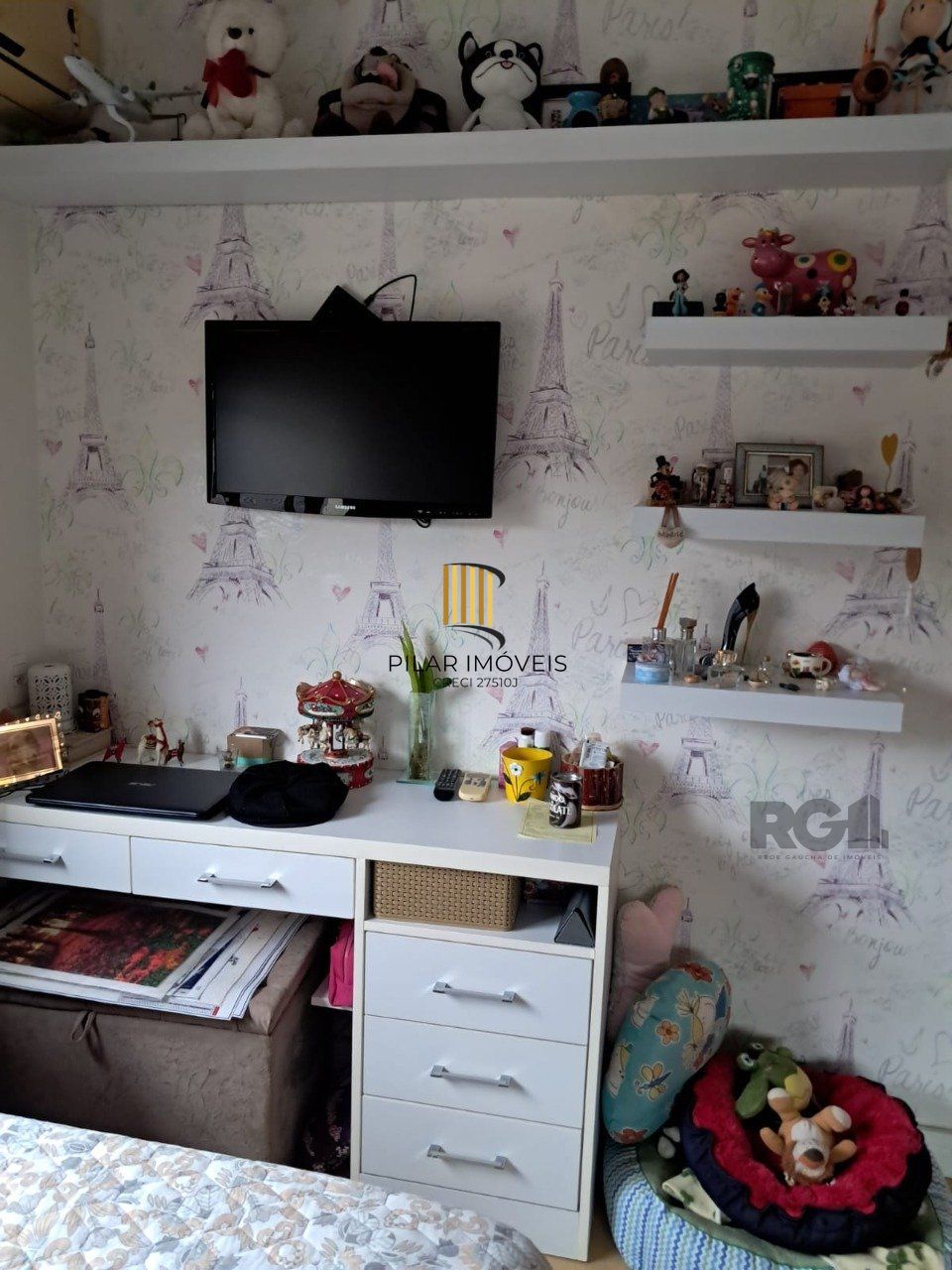 Apartamento de dois quartos, suíte e uma vaga de garagem no bairro Santana em Porto Alegre.