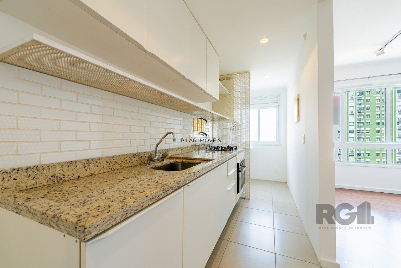 Apartamento de um quarto, suíte e uma vaga de garagem no bairro Santa Cecilia em Porto Alegre.