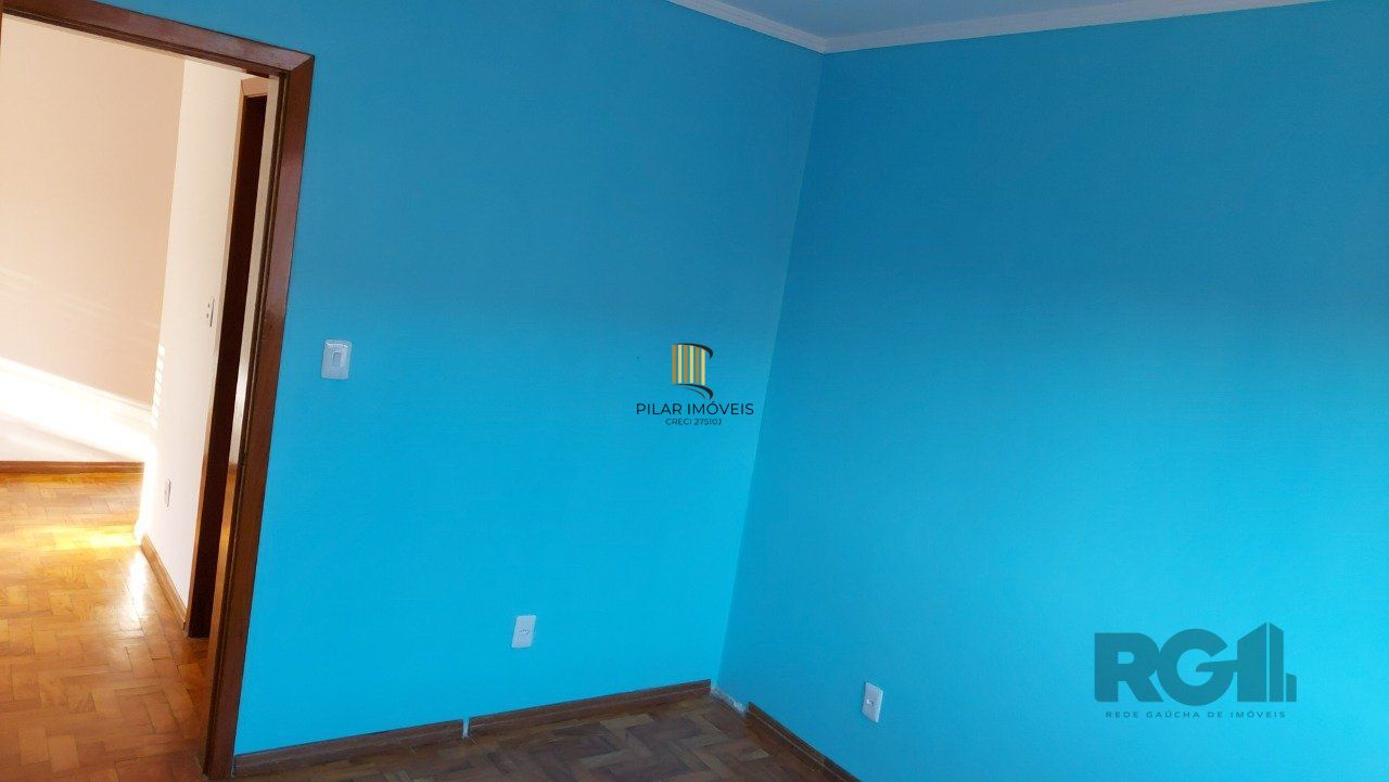 Apartamento de dois dormitórios com uma vaga de garagem no bairro Cristal em Porto Alegre.