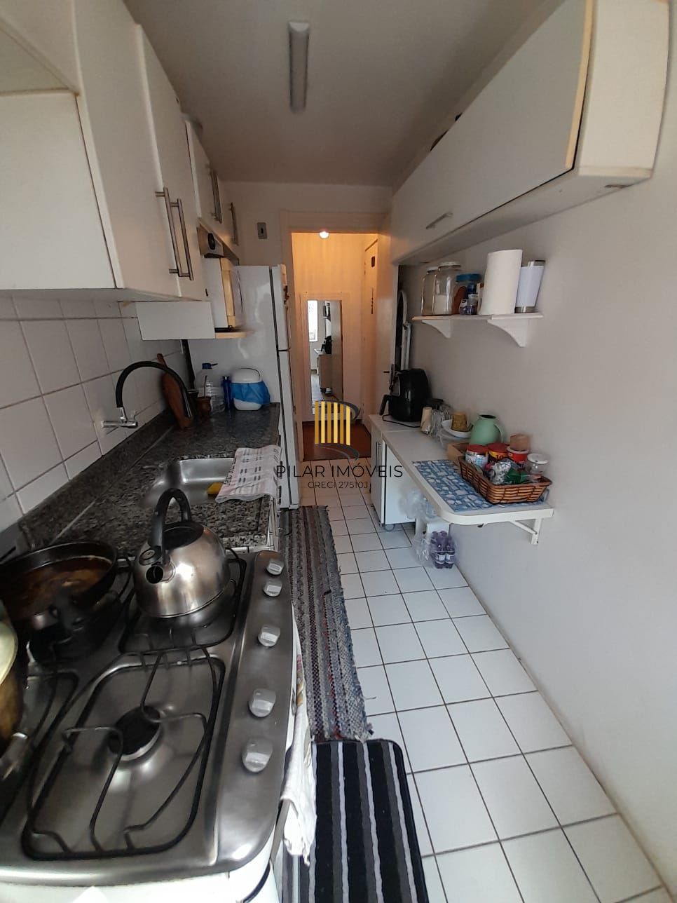 Apartamento de dois quartos e uma vaga de garagem em condomínio com infraestrutura de lazer e segurança.
