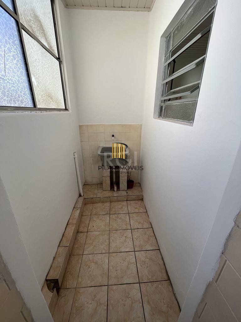Apartamento de dois dormitórios, banheiro e sala no bairro da Azenha em Porto Alegre.