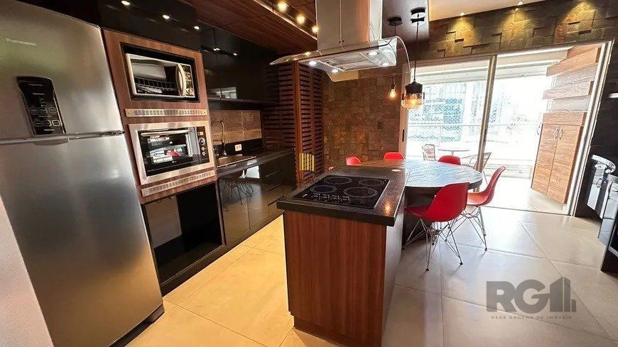 Apartamento 2 dormitórios, sendo 1 suíte, 77 m² de área privativa e 2 vaga(s) de garagem. Localizado na Rua Mario Antunes da Cunha, no bairro Petrópolis em Porto Alegre.