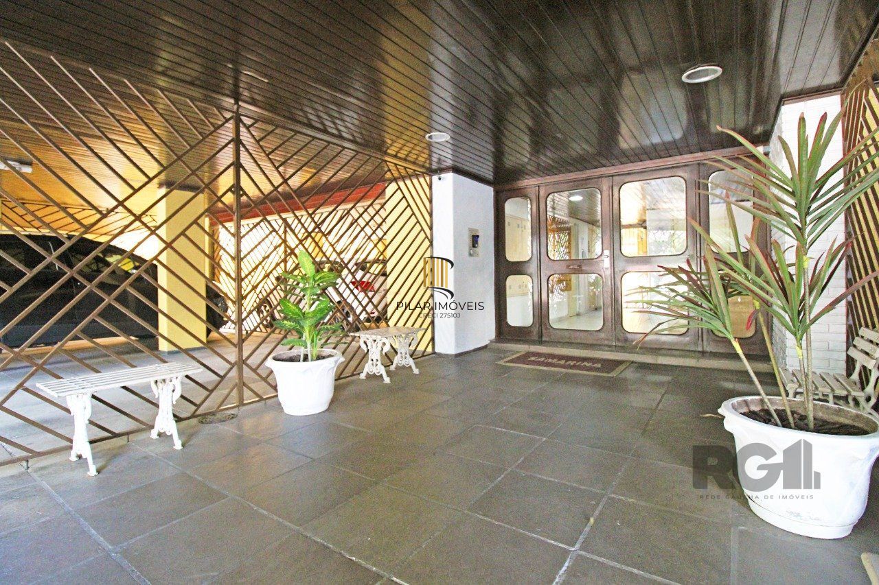 Vende Apartamento de cobertura duplex de 2 dormitórios com garagem escriturada e semi-mobiliado, no bairro Cidade Baixa.