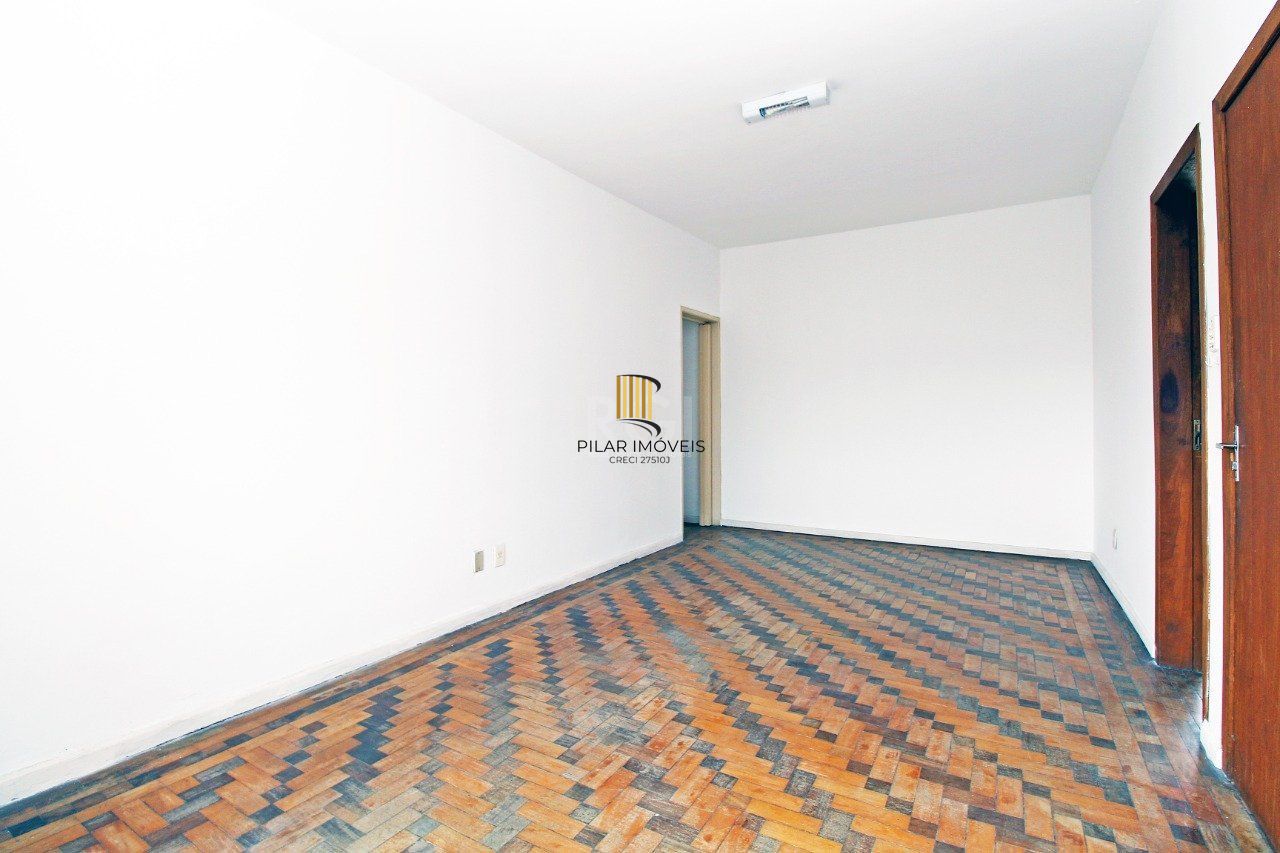 Apartamento de 2 (dois) dormitórios, com excelente localização, no Bairro Petrópolis. Amplo living, cozinha e área de serviço, banho social.