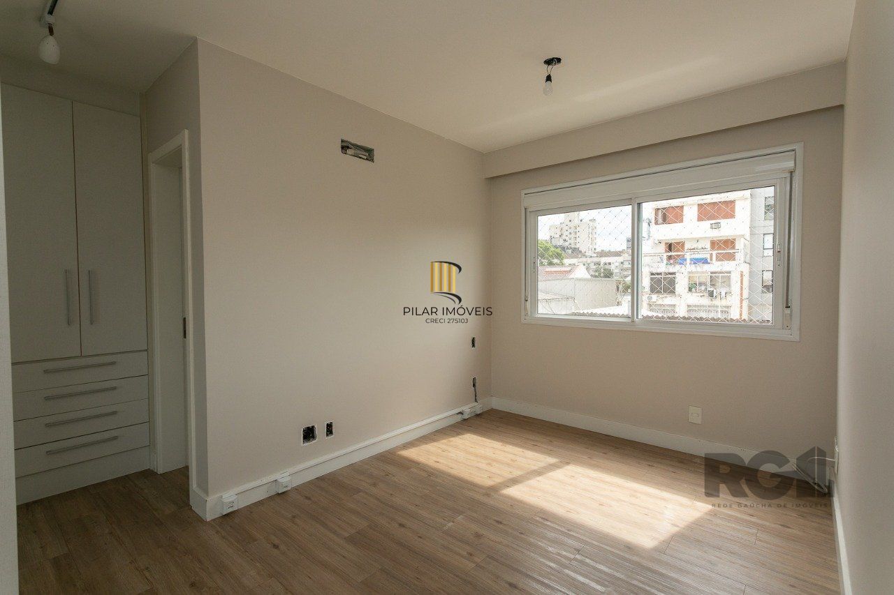 Apartamento semimobiliado e decorado no bairro Auxiliadora, com 91 m²