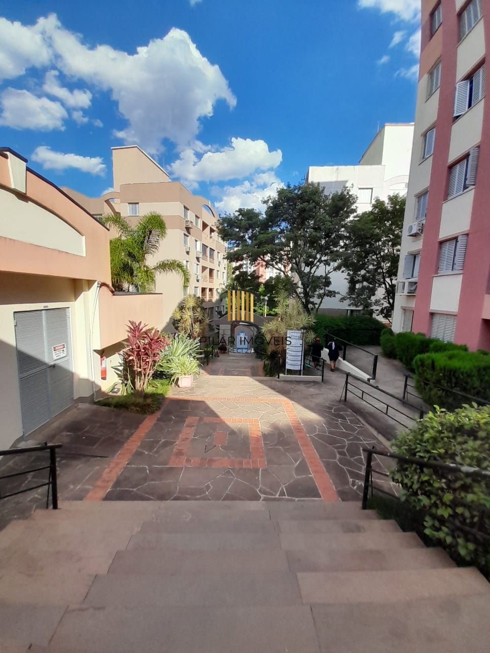 Apartamento de dois quartos e uma vaga de garagem em condomínio com infraestrutura de lazer e segurança.