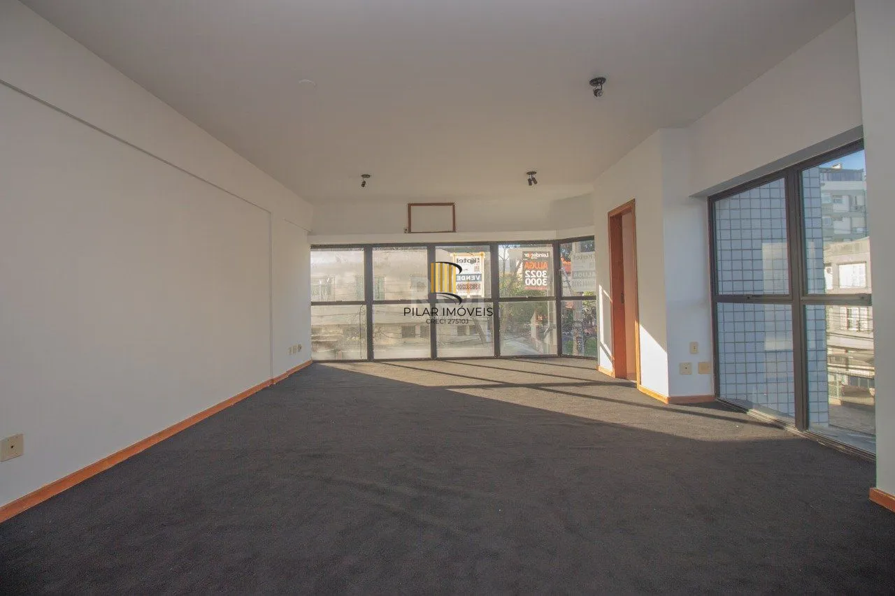 sala comercial com duas vagas de garagem e dois banheiros no bairro Petrópolis em Porto Alegre.