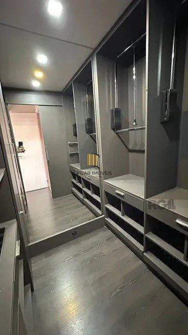 Apartamento 2 dormitórios, sendo 1 suíte, 77 m² de área privativa e 2 vaga(s) de garagem. Localizado na Rua Mario Antunes da Cunha, no bairro Petrópolis em Porto Alegre.