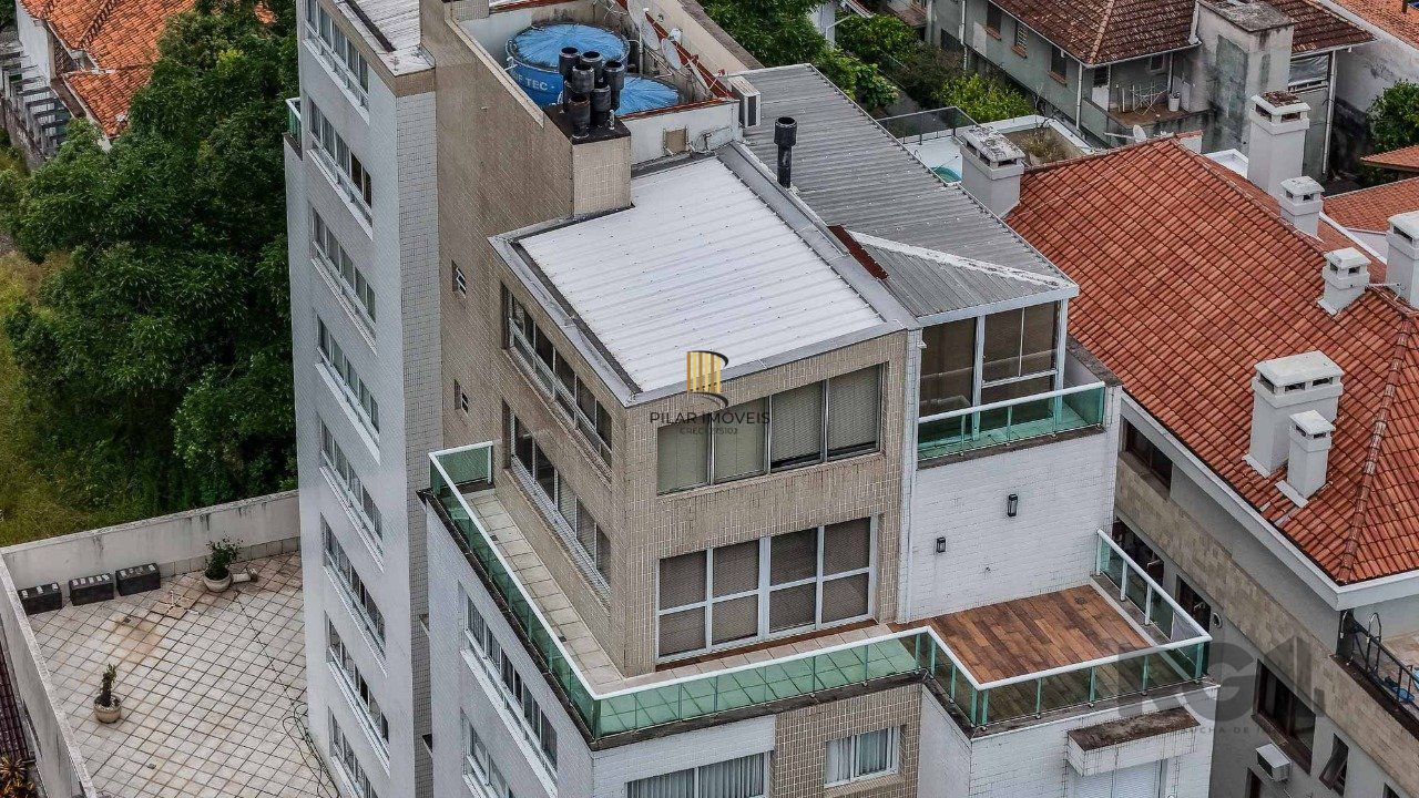 Cobertura de um dormitório, suíte e duas vagas de garagem no bairro Higienópolis em Porto Alegre.