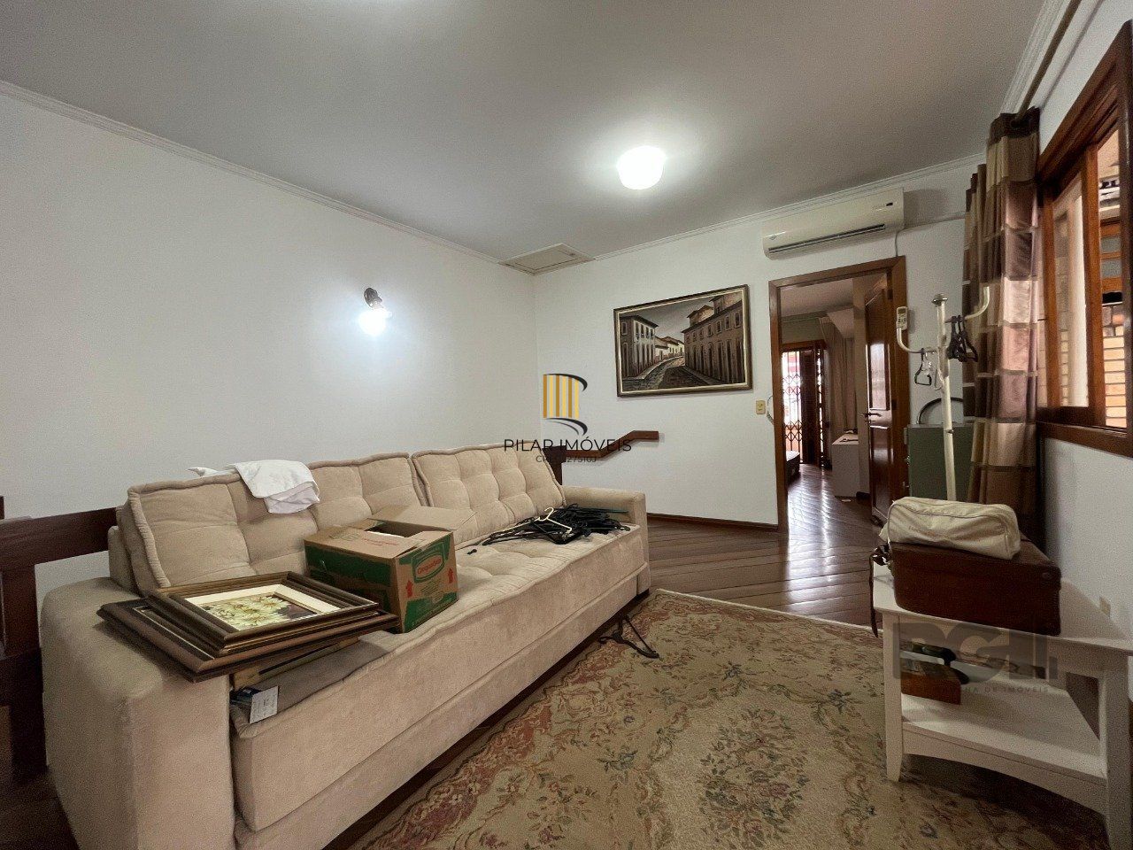 Casa de três quartos, suíte e quatro vagas de garagem no bairro Menino Deus em Porto Alegre