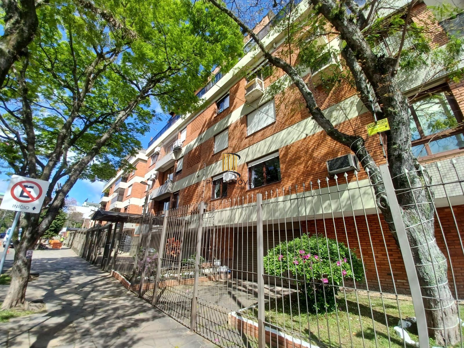Apartamento de 2 dormitórios lavabo living amplo com sacada  de frente edificio com elevador