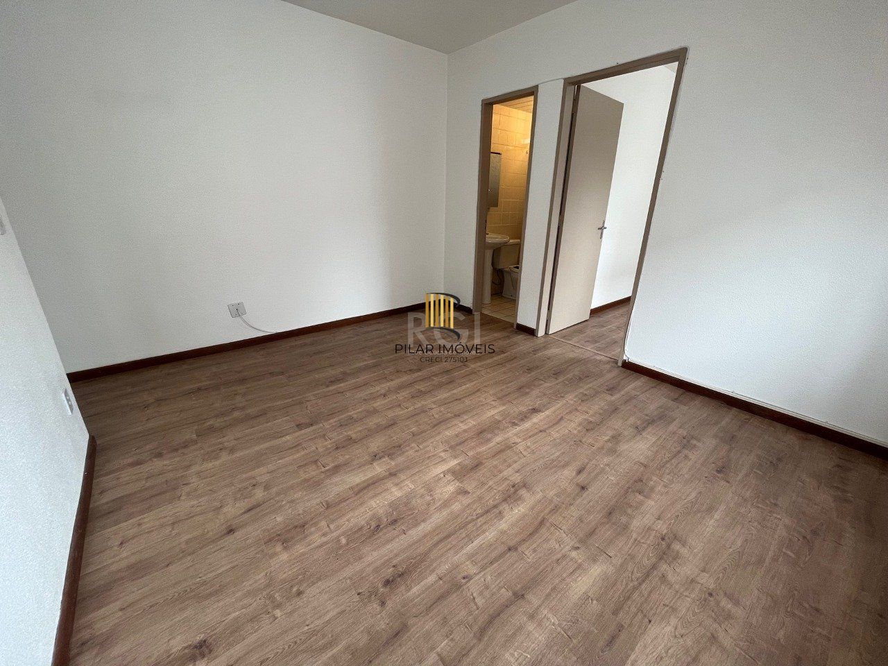 Apartamento de um dormitório no condomínio Piratini com uma vaga de garagem escriturada.
