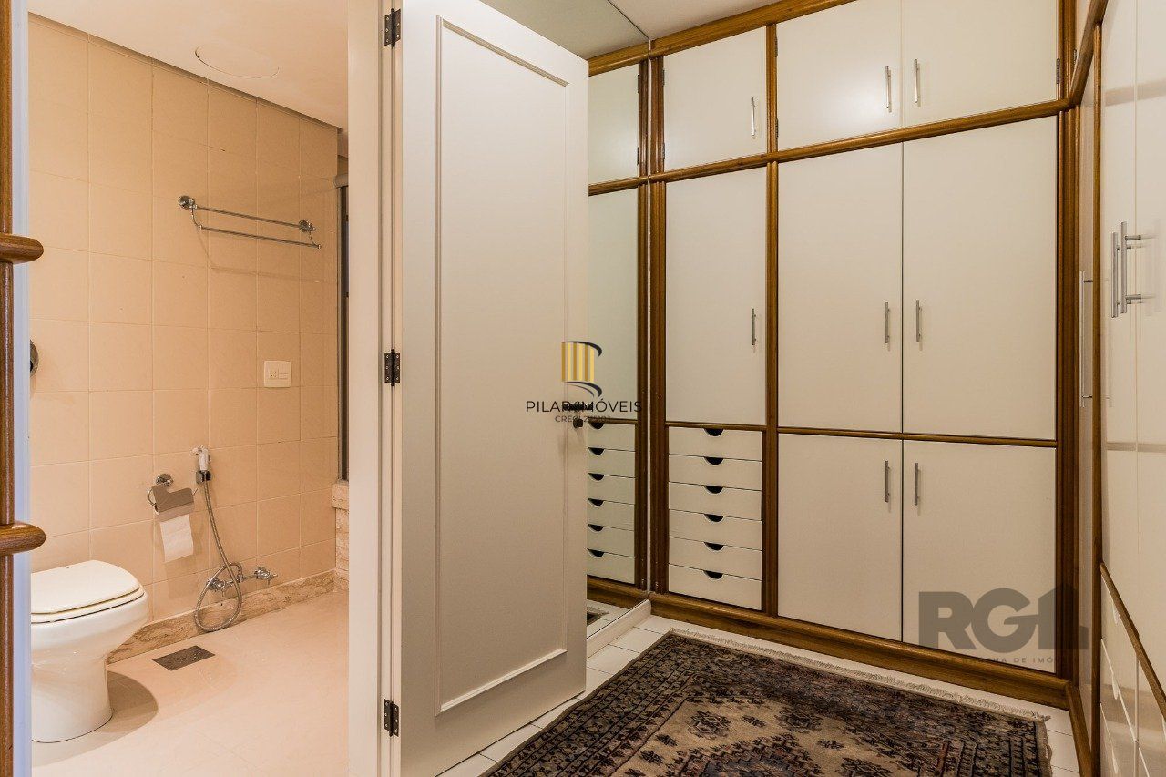 Apartamento de três quartos, suíte e duas vagas de garagem no bairro Mont Serrat em Porto Alere,
