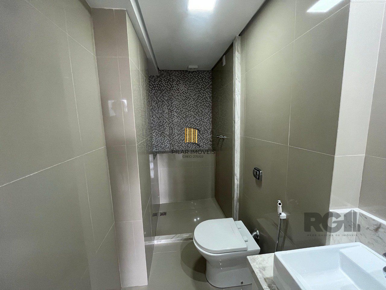 Apartamento de três quartos, suíte e uma vaga de garagem no bairro Independência em Porto Alegre.