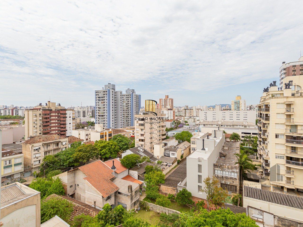 Sala comercial e uma vaga de garagem no bairro Menino Deus em Porto Alegre