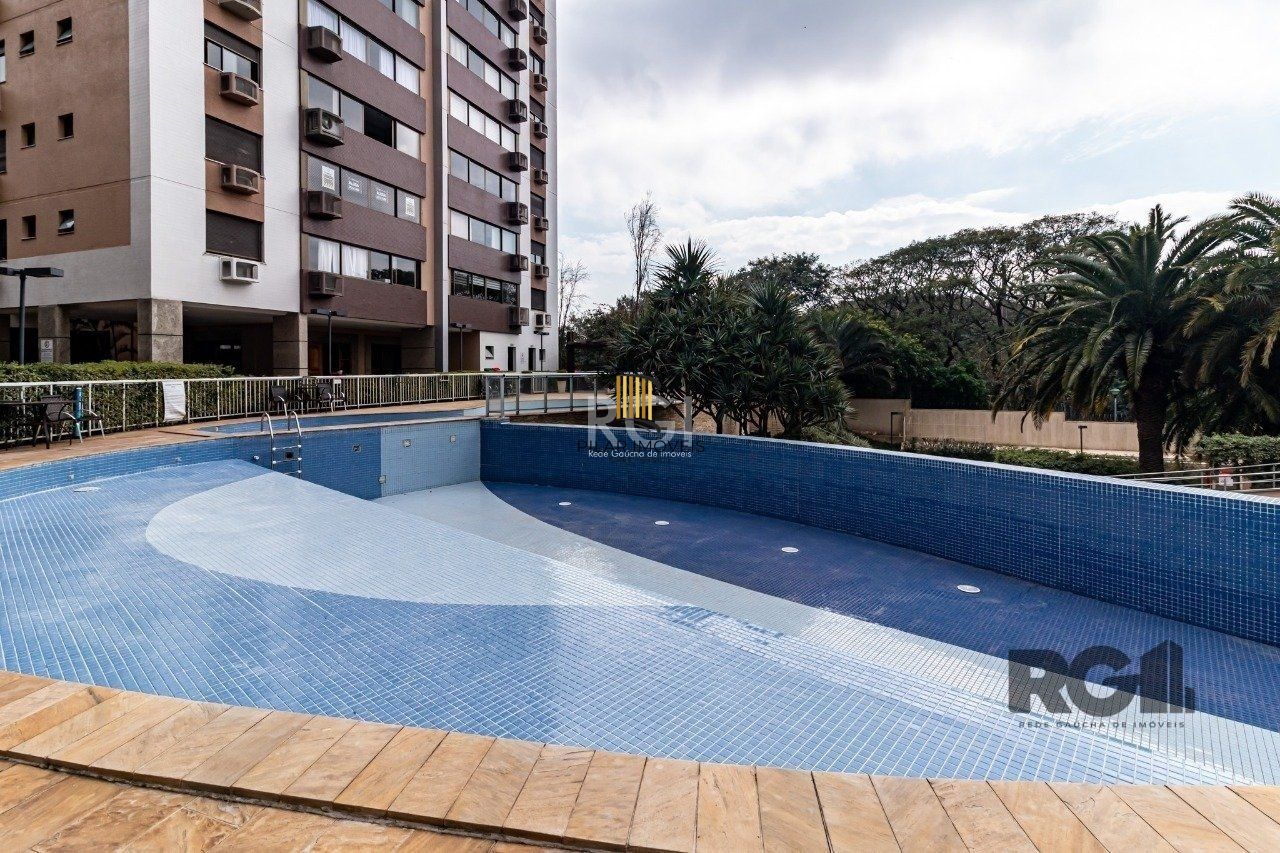 Apartamento de três dormitórios, suíte e duas vagas de garagem no bairro Higienópolis em Porto Alegre.