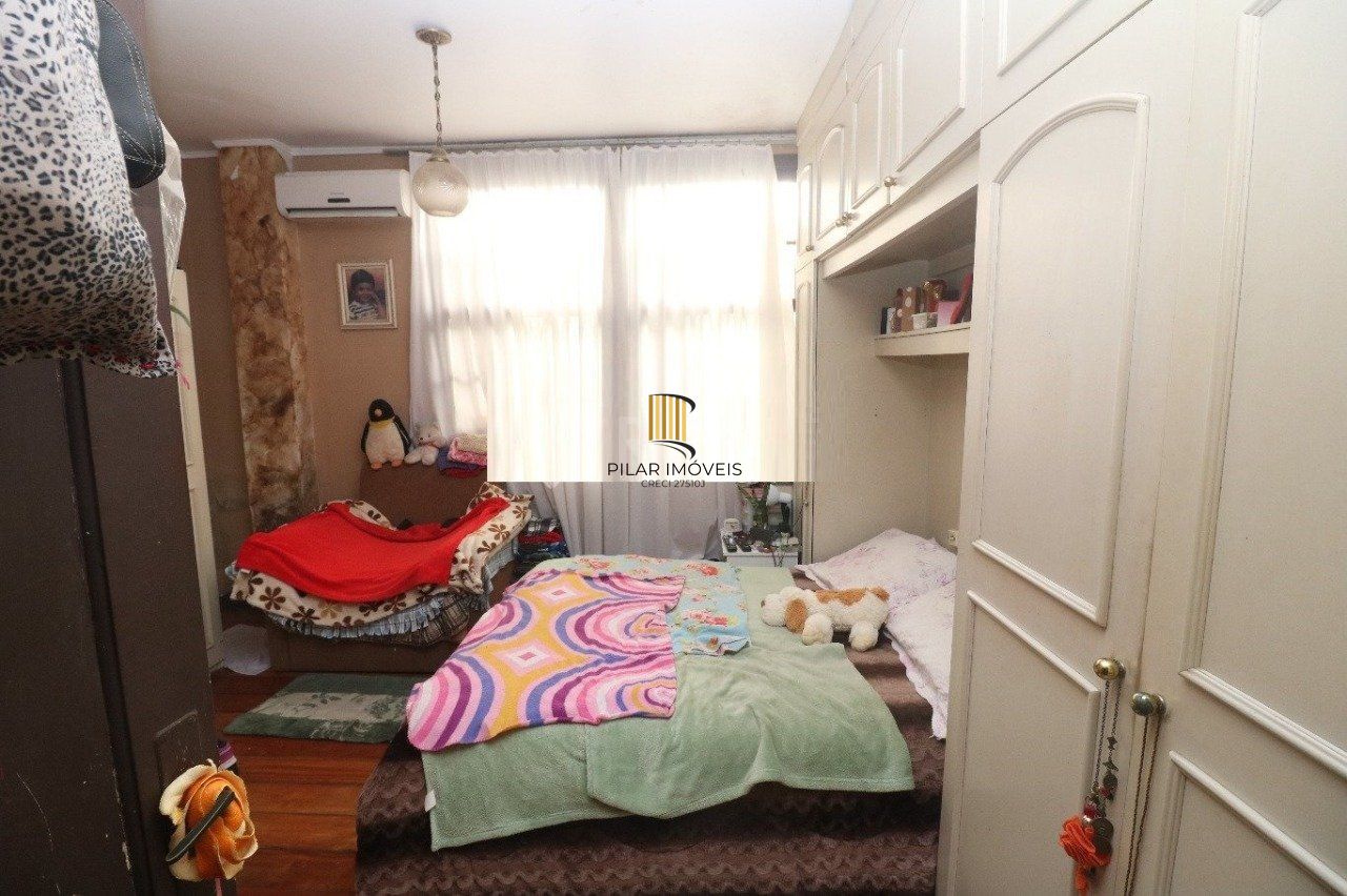Casa para Venda - 250m²,  com  3 dormitórios, 1 suíte, sala ampla, copa cozinha, churrasqueira, lareira, banheiro social, dependência de empregada, 3 vagas - Medianeira