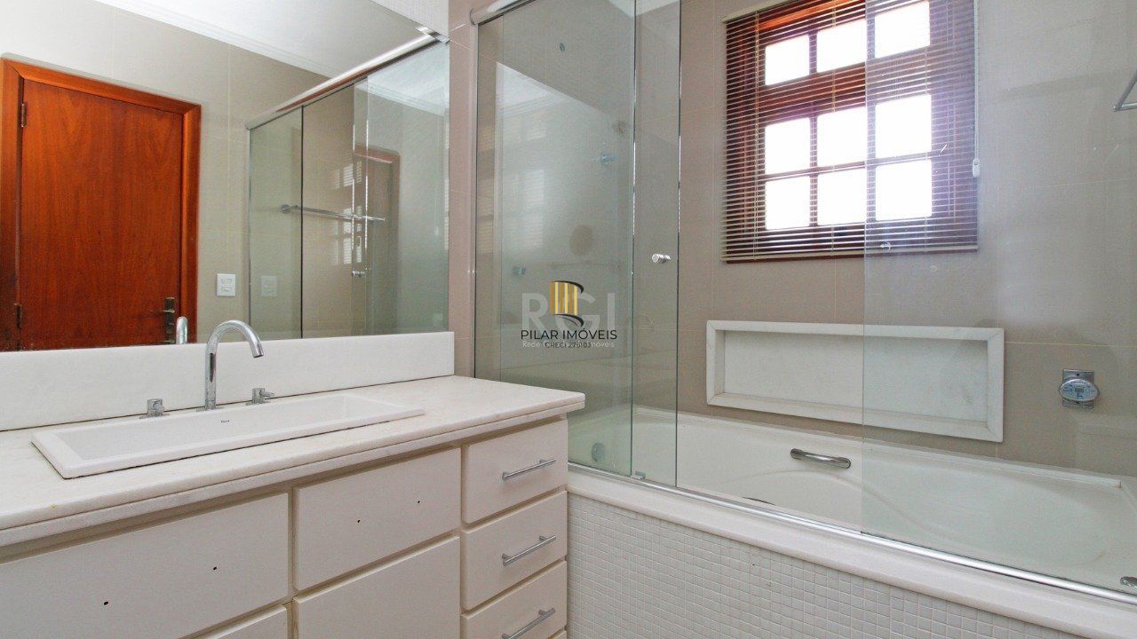   Excelente casa em condomínio com três (3) dormitórios, uma (1) suíte, duas (2) vagas de garagem próximo  ao Barra Shopping , no bairro  Cristal em Porto Alegre.