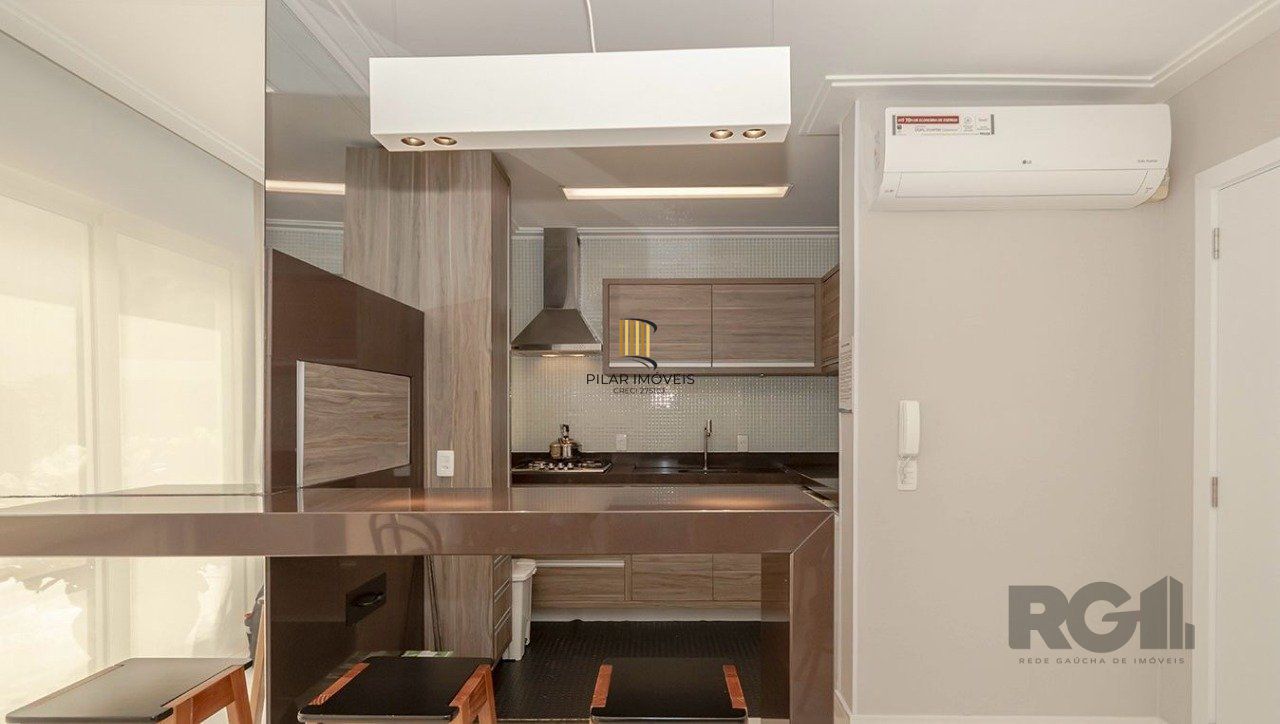   Apartamento de um quarto, suíte e uma vaga de garagem no bairro Menino Deus em Porto Alegre.