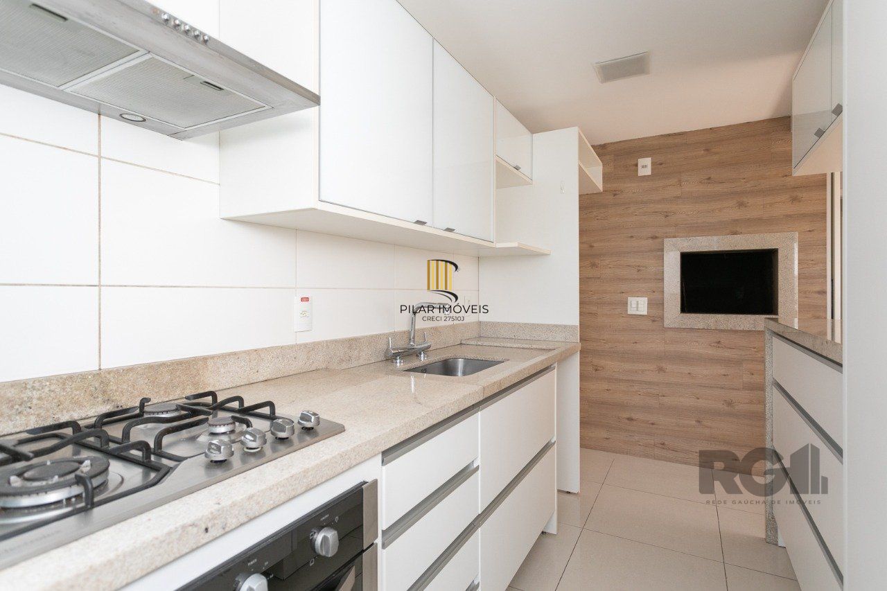 Apartamento semimobiliado e decorado no bairro Auxiliadora, com 91 m²