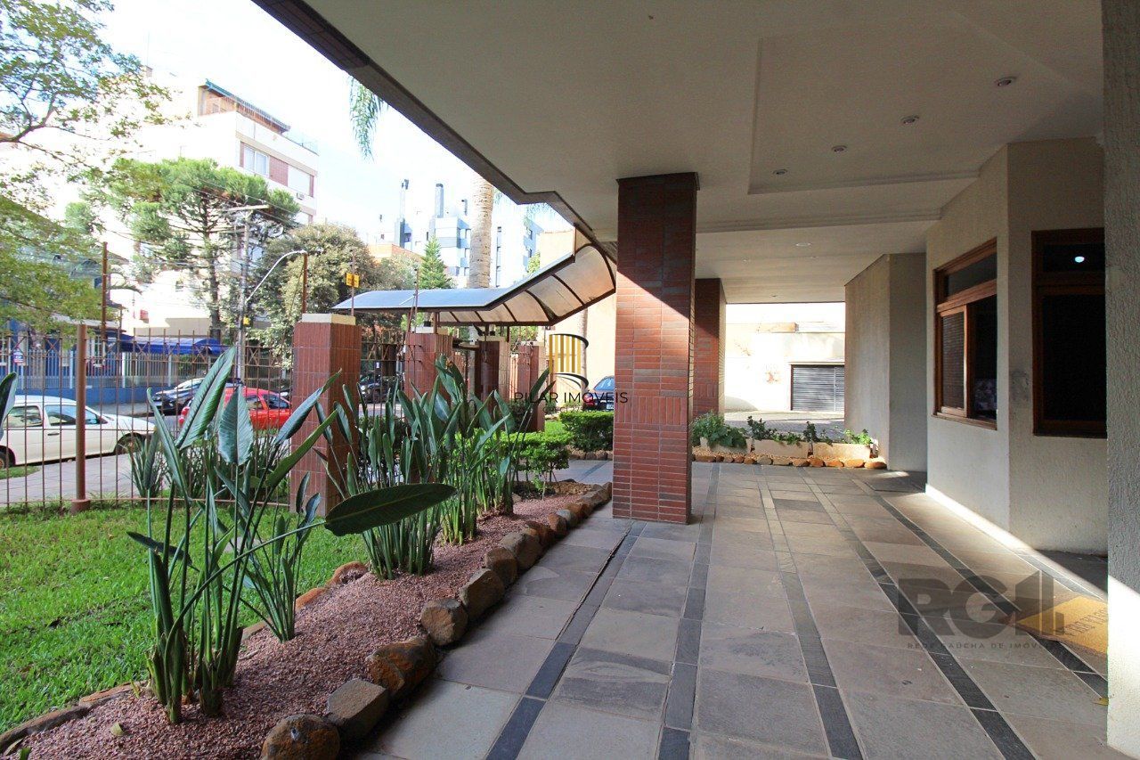 Apartamento de três dormitórios, suíte e 1 vaga de garagem no bairro Menino Deus