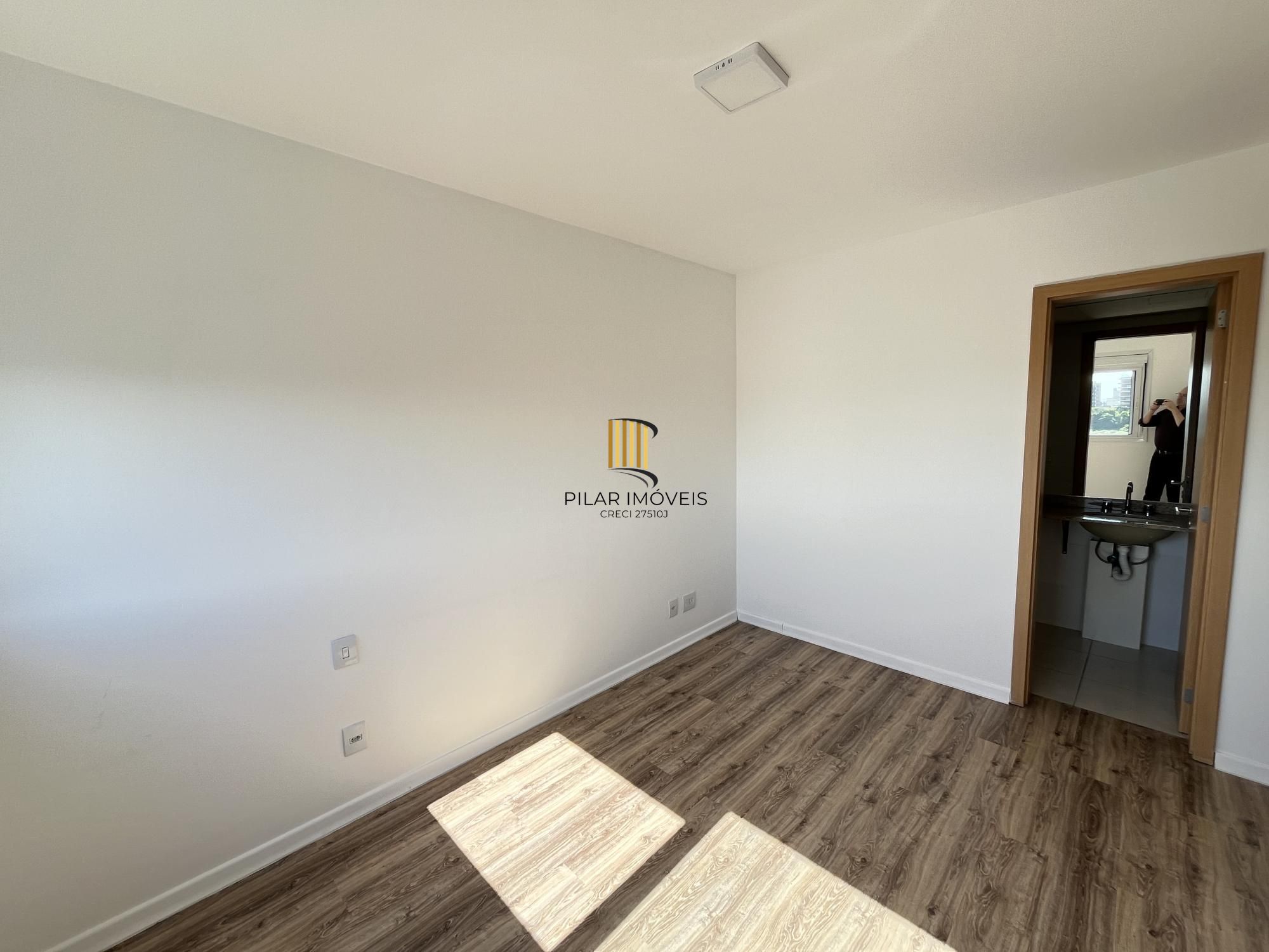 Apartamento de 2 dormitórios, suíte e 1 vaga de garagem no bairro Passo da Areia