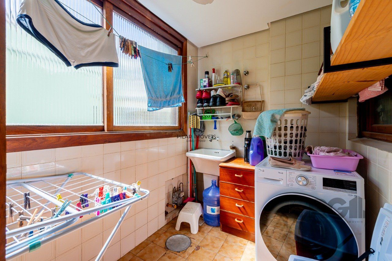 Apartamento de três quartos, suíte e uma vaga de garagem no bairro Petrópolis em Porto Alegre.