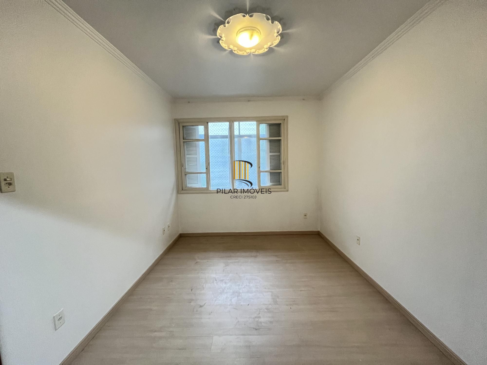 Apartamento desocupado de 1 dormitório, no bairro Azenha em Porto Alegre
