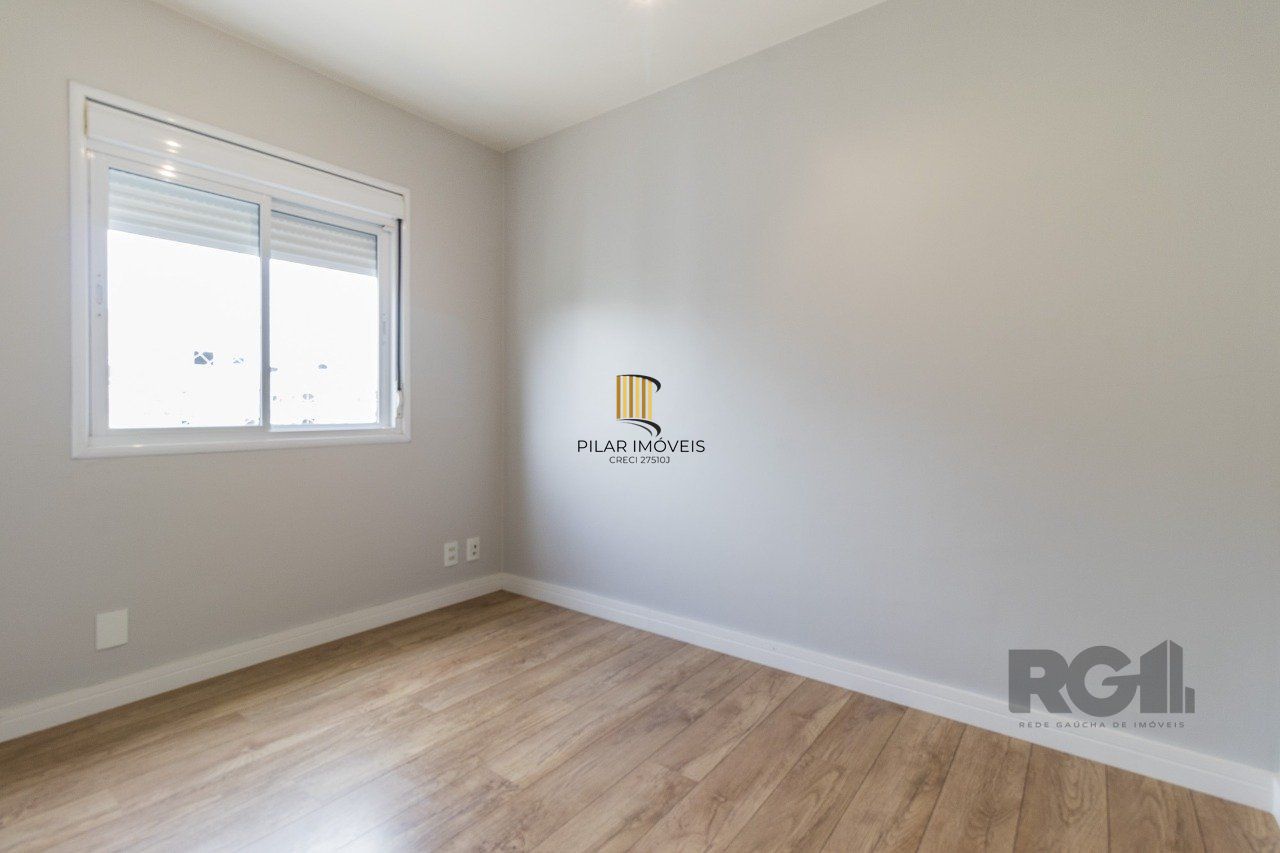   Excelente apartamento semi mobiliado de 3 quartos (dormitórios) transformados em 2 quartos, suíte, churrasqueira e 2 vagas de garagem no bairro Jardim Carvalho em Porto Alegre.