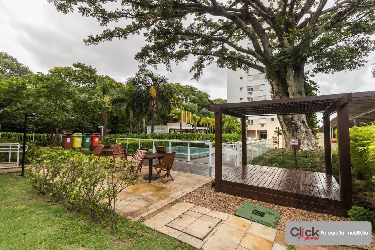 Vende apartamento de 3 quartos, sendo 1 suíte, mobiliado, 1 vaga coberta e escriturada, no Jardim Lindóia - Porto Alegre