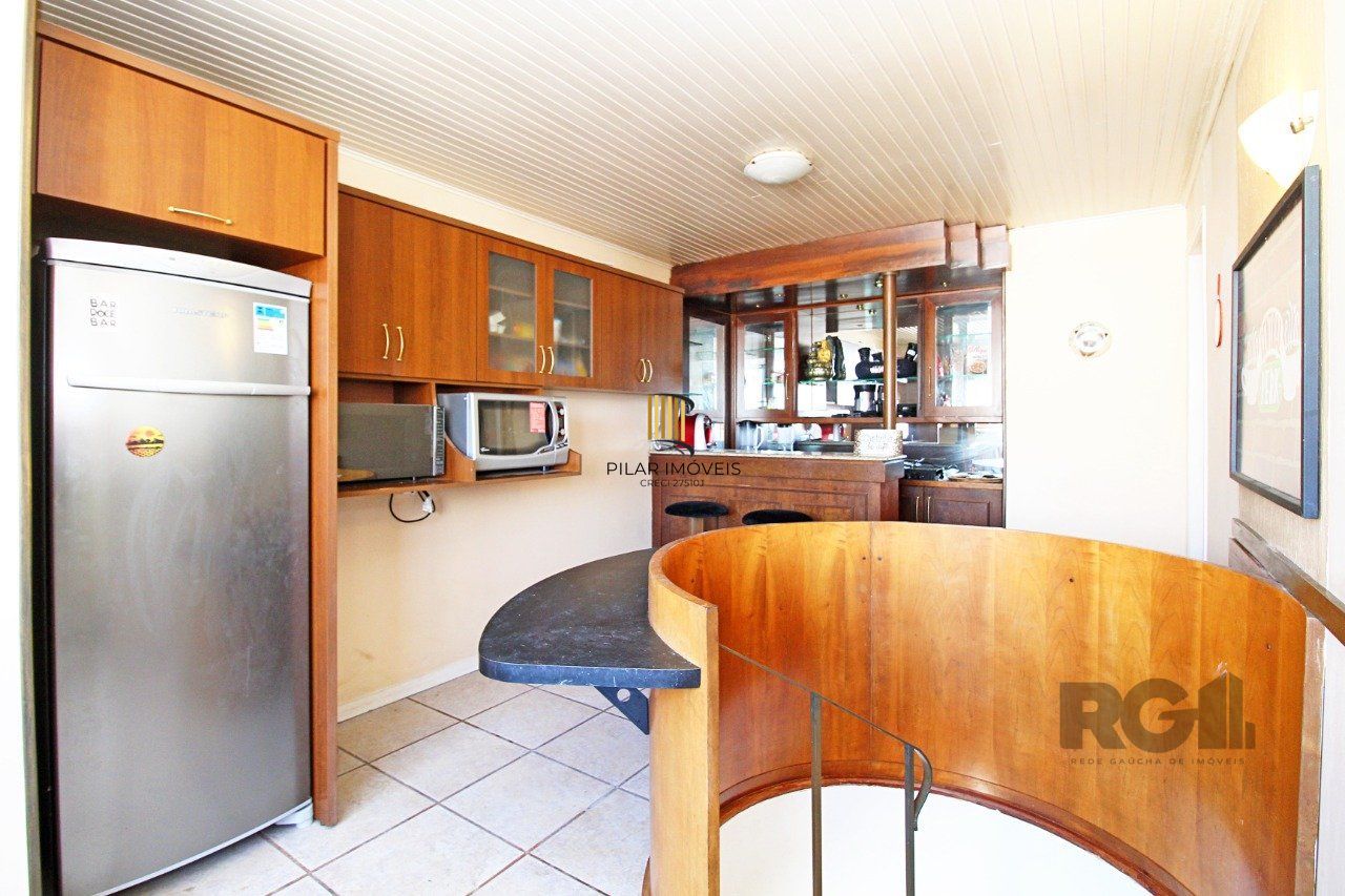 Vende Apartamento de cobertura duplex de 2 dormitórios com garagem escriturada e semi-mobiliado, no bairro Cidade Baixa.