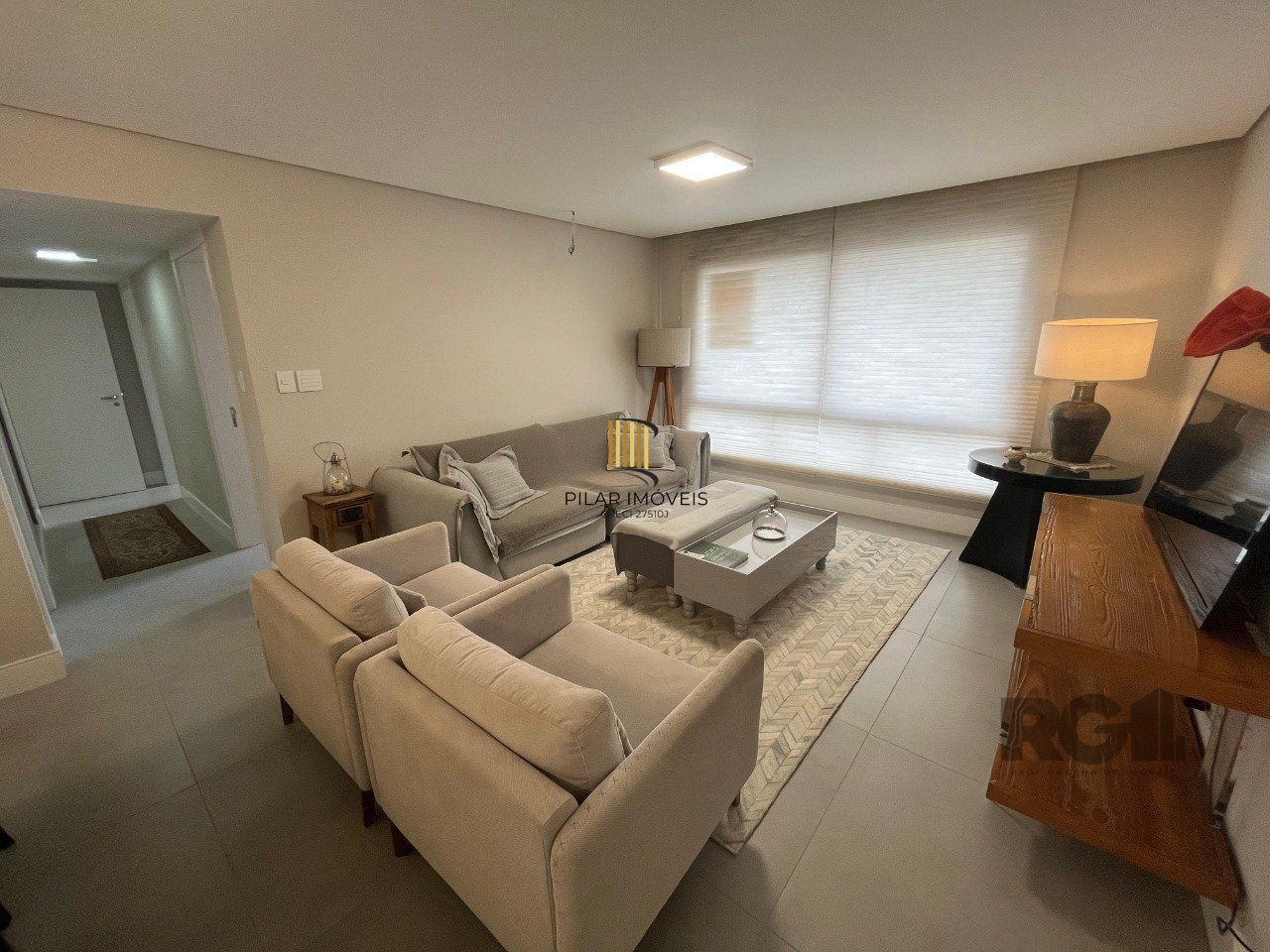 Apartamento de três quartos, suíte e uma vaga de garagem no bairro Independência em Porto Alegre.