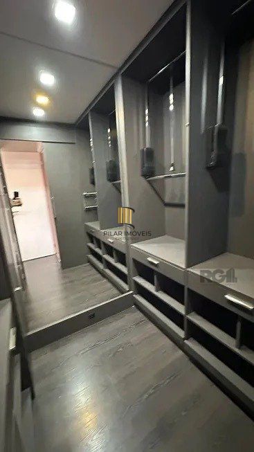 Apartamento 2 dormitórios, sendo 1 suíte, 77 m² de área privativa e 2 vaga(s) de garagem. Localizado na Rua Mario Antunes da Cunha, no bairro Petrópolis em Porto Alegre.