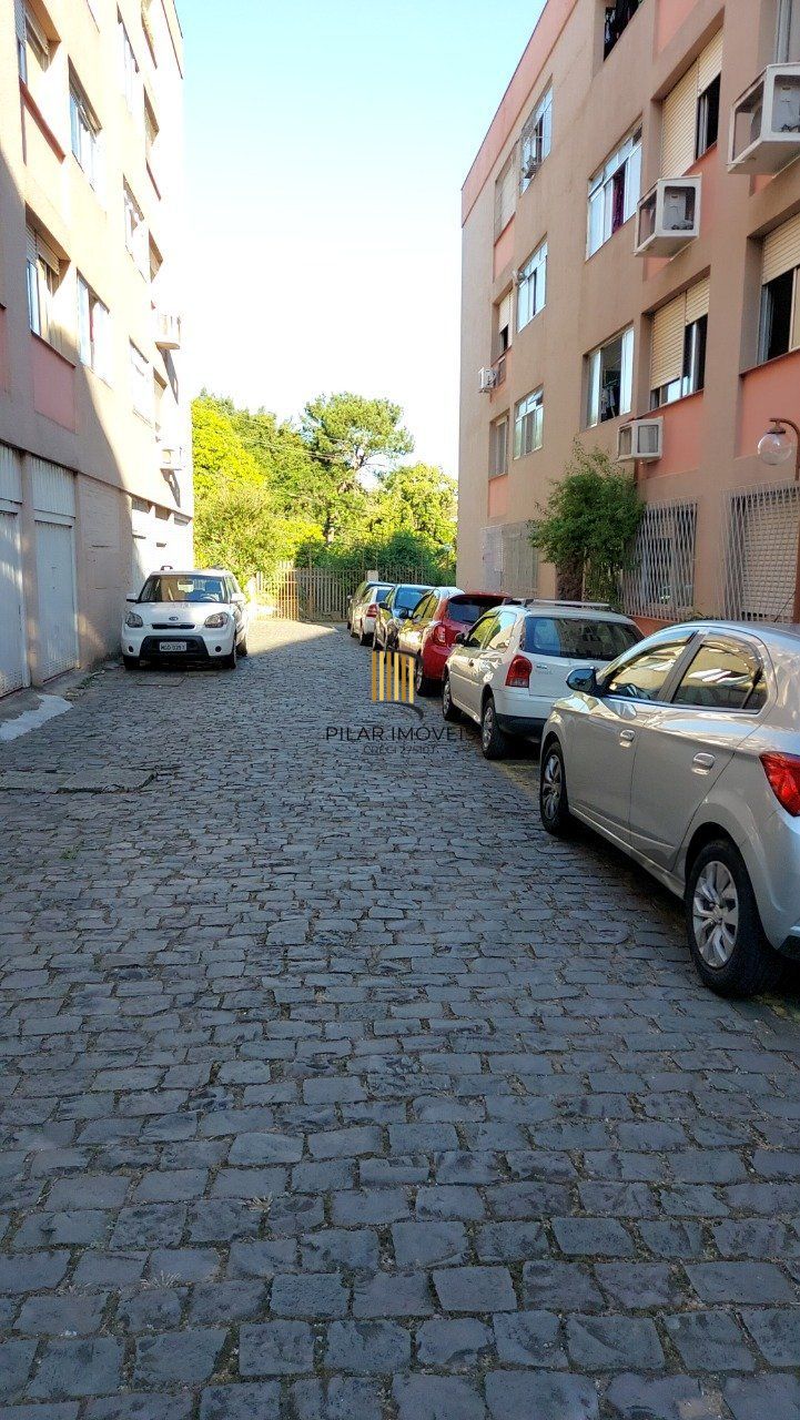 Apartamento de dois dormitórios com uma vaga de garagem no bairro Cristal em Porto Alegre.