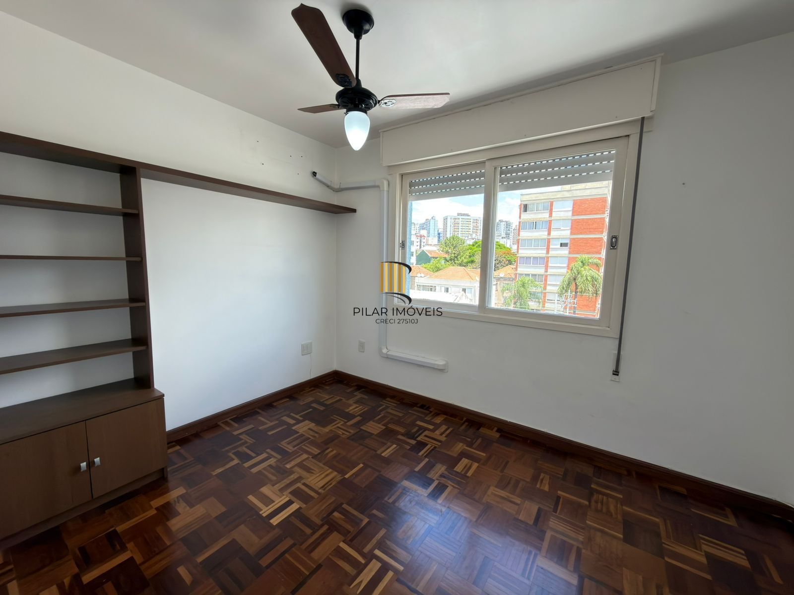 Apartamento de 2 quartos e 1 vaga de garagem no bairro Floresta em POA