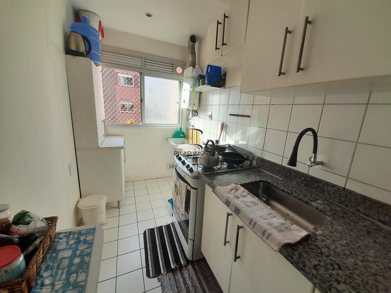 Apartamento de dois quartos e uma vaga de garagem em condomínio com infraestrutura de lazer e segurança.