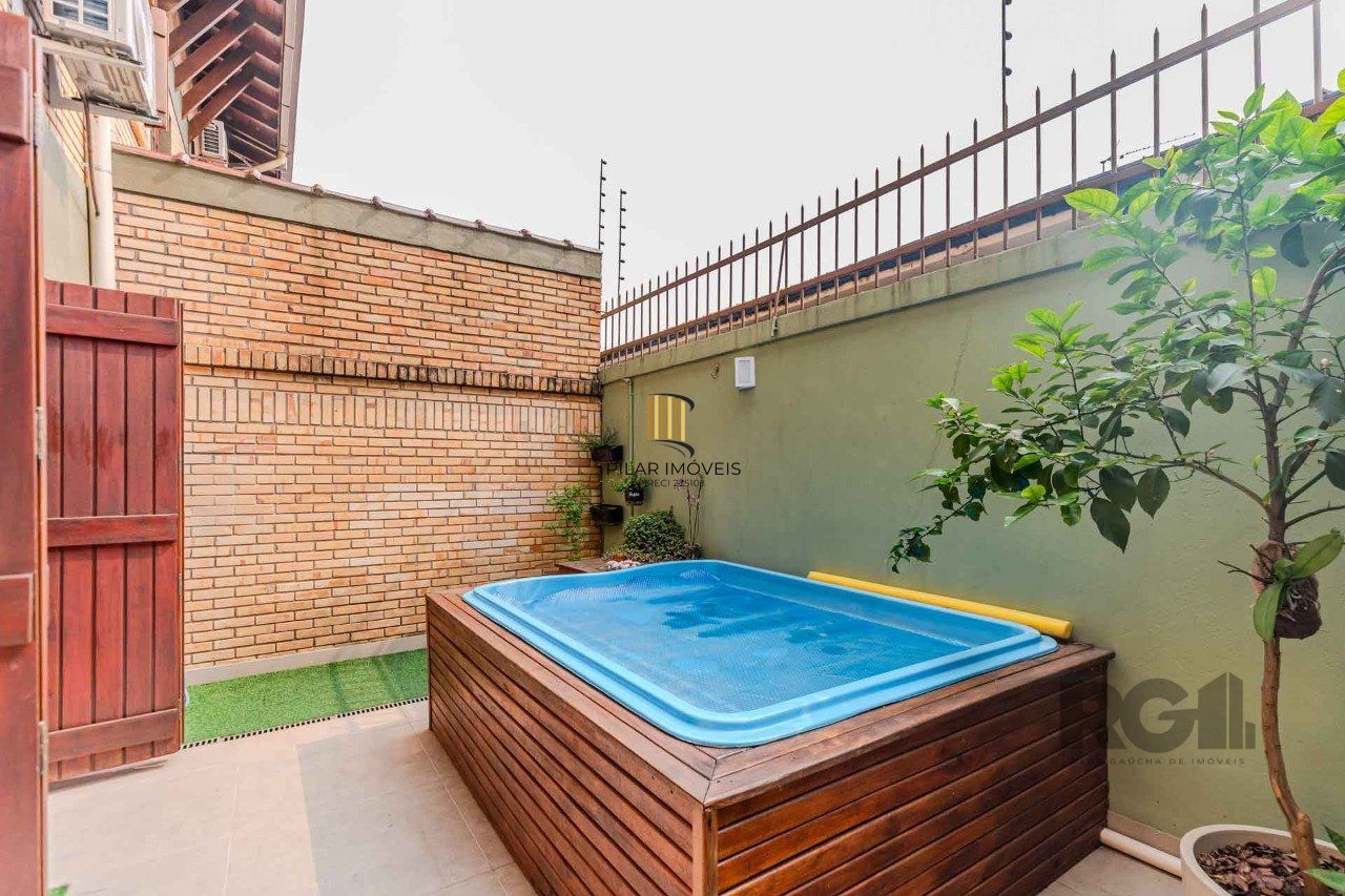 Casa em condomínio fechado, 3 dormitórios, suíte e duas vagas de garagem