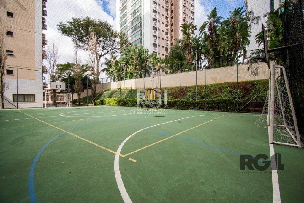 Apartamento de três dormitórios, suíte e duas vagas de garagem no bairro Higienópolis em Porto Alegre.