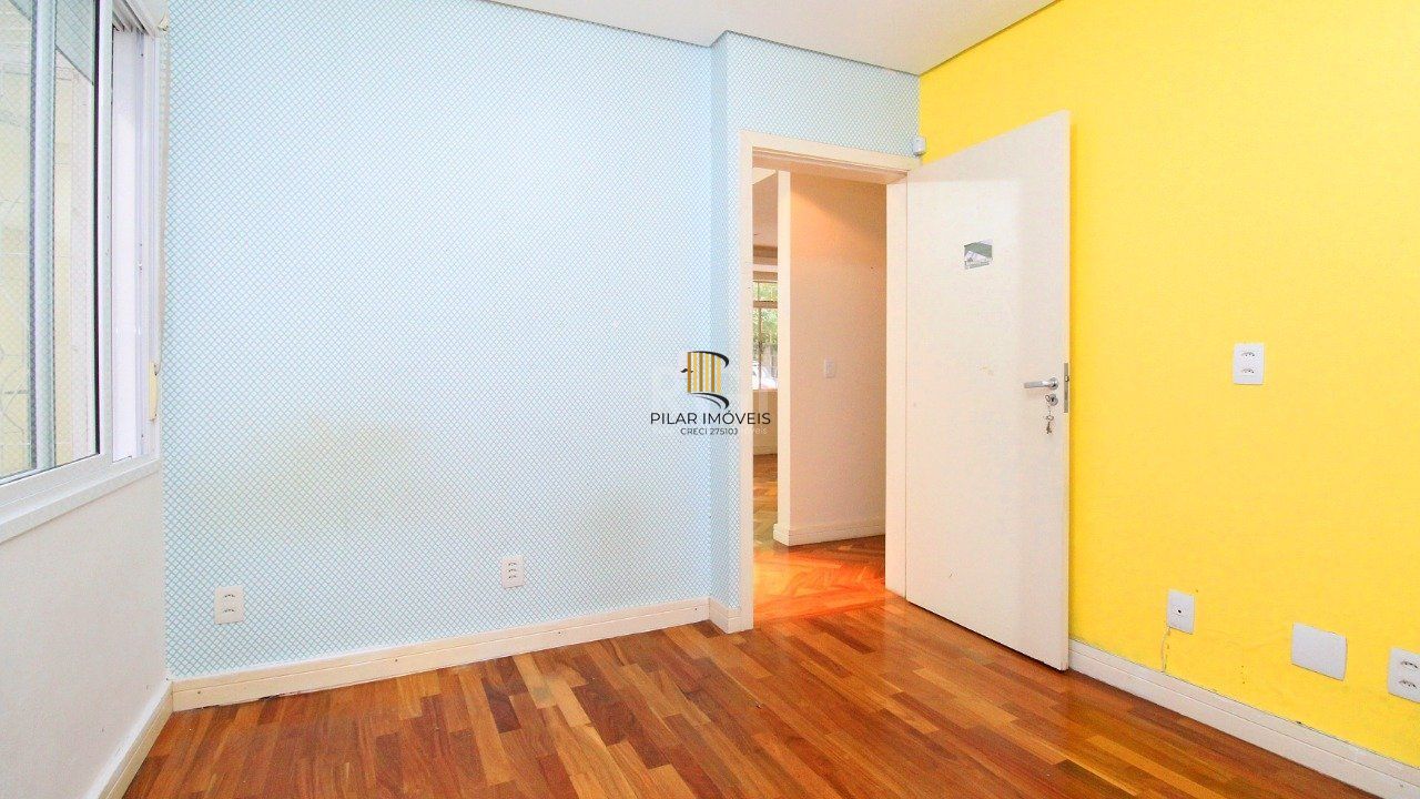 Casa com quatro (4) dormitórios,  duas (2) vagas de garagem, no bairro Passo da Areia em Porto Alegre.