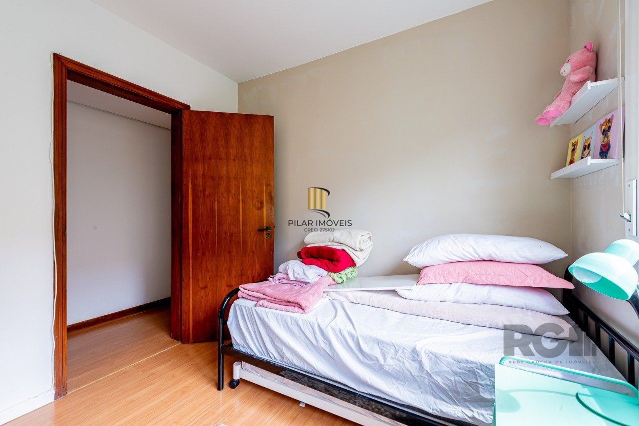 Apartamento de três quartos, suíte e uma vaga de garagem no bairro Petrópolis em Porto Alegre.