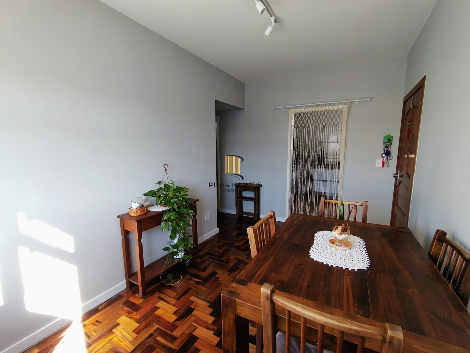 Apartamento de três quartos e uma vaga de garagem rotativa